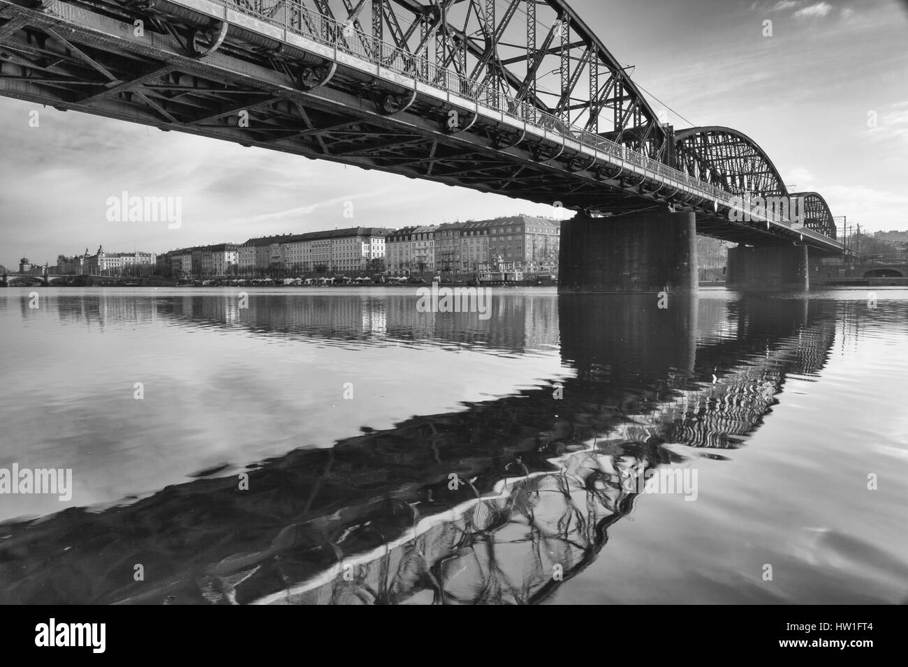 Ferro vecchio ponte ferroviario a Praga,Repubblica Ceca. Il ponte originale sul fiume Vltava costruita tra 1871 - 1872 Foto Stock