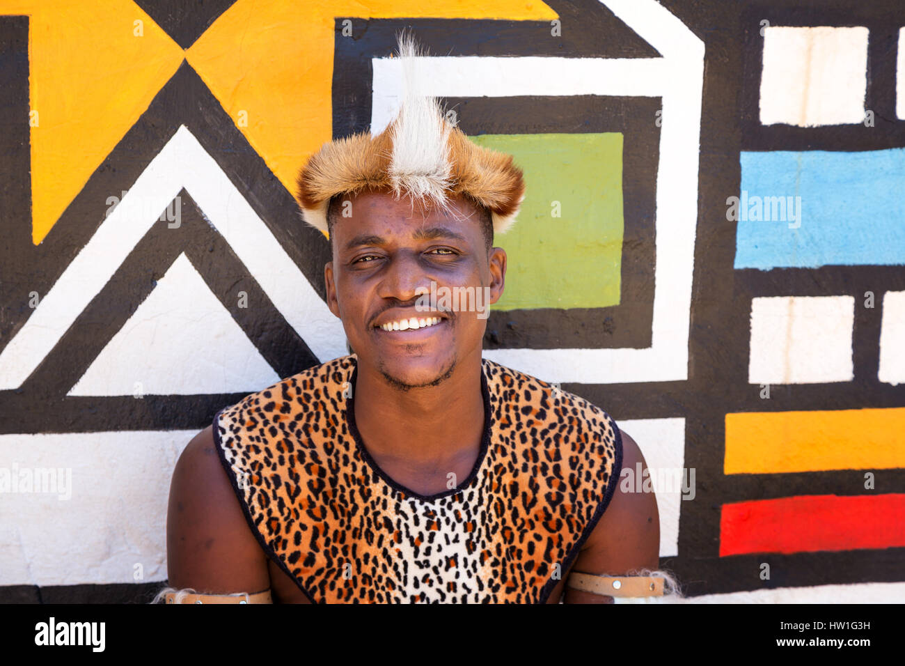 Villaggio Culturale di Lesedi, SUD AFRICA - 4 Novembre 2016: Ritratto di un guerriero Zulu indossando impala pelle copricapo. Zulu è uno dei cinque principali tribù Foto Stock