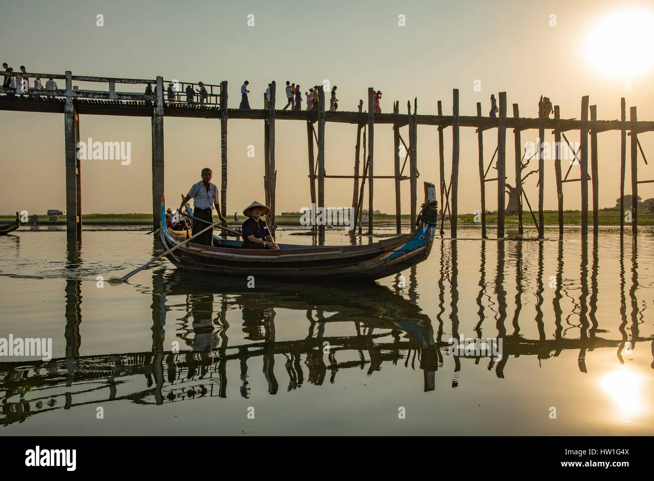 Sampan sul lago Taungthaman, vicino Amarapura, Myanmar Foto Stock