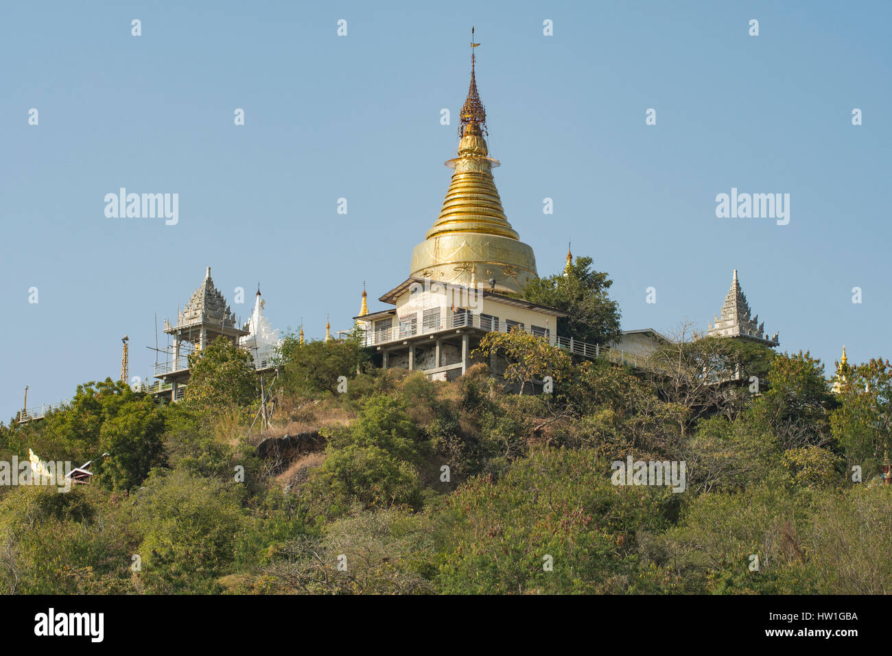 Stupa sopra fiume Irrawaddy, vicino a Mandalay, Myanmar Foto Stock