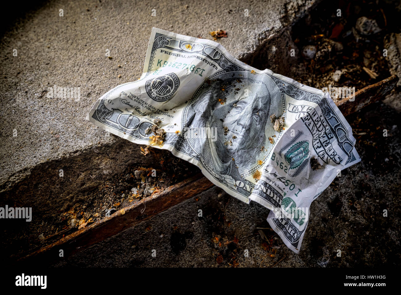 Stati Uniti un centinaio di dollari sul terreno sporco Foto Stock