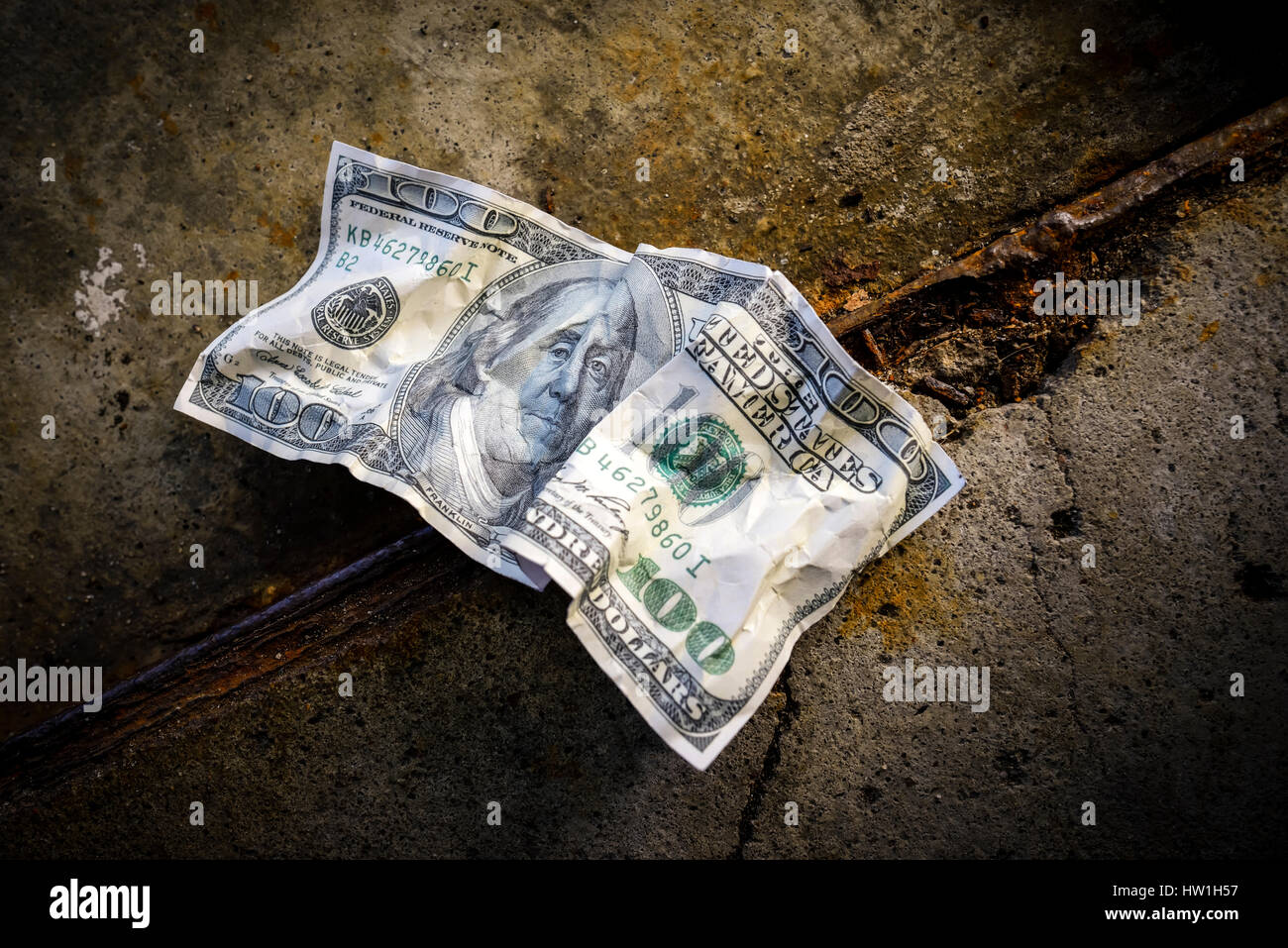 Stati Uniti un centinaio di dollari sul terreno sporco Foto Stock