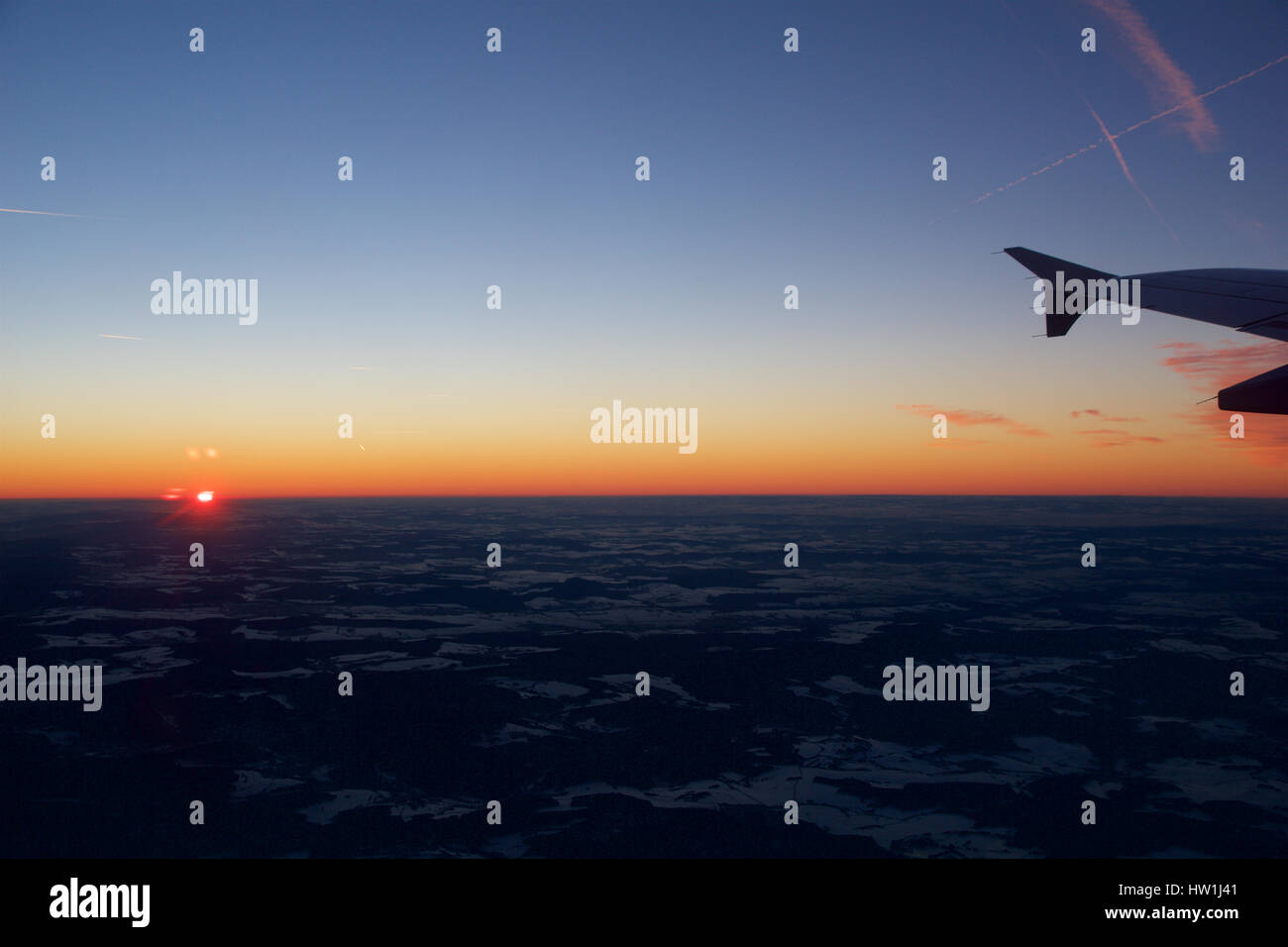 Francoforte, Germania - Gennaio 20th, 2017: vista del tramonto, Germania durante l'inverno e l'ala di aeroplano dall'interno del piano durante il mio volo Lufthansa Foto Stock