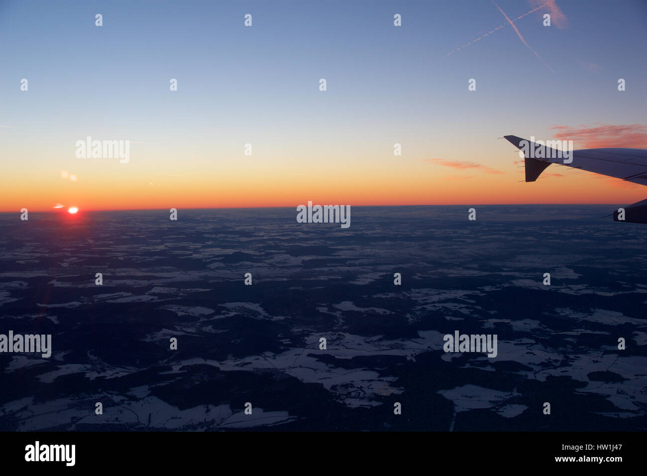 Francoforte, Germania - Gennaio 20th, 2017: vista del tramonto, Germania durante l'inverno e l'ala di aeroplano dall'interno del piano durante il mio volo Lufthansa Foto Stock