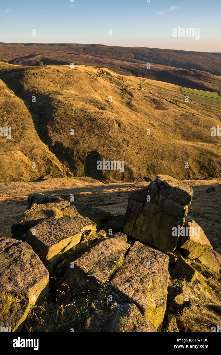 Bella serata estiva nelle colline del nord Inghilterra. Paesaggio collinare vicino a Glossop nel Derbyshire. Foto Stock