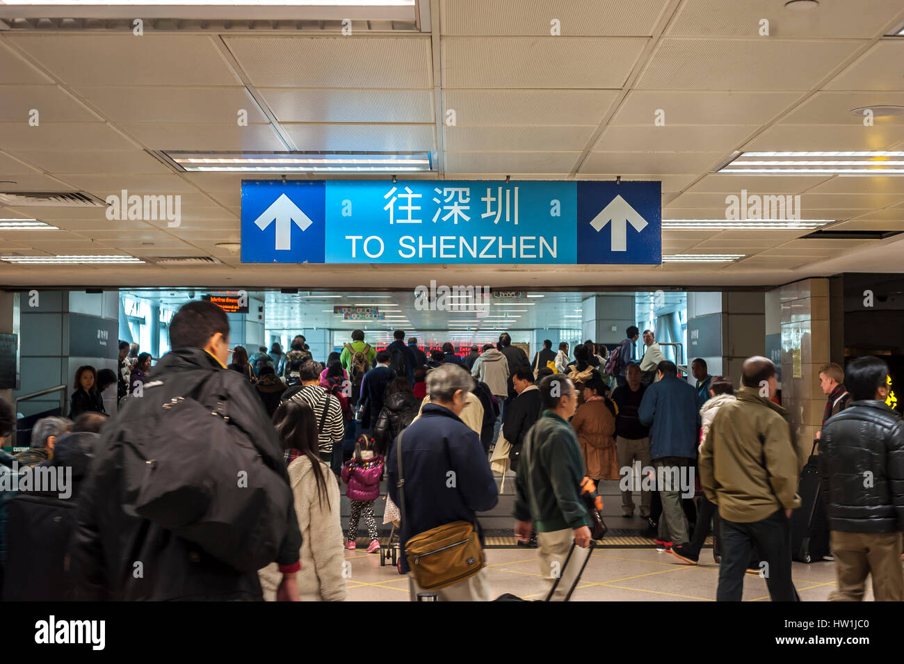HONG KONG CINA - Dic 24, 2013 - segno di direzione rivolta verso Shenzhen alla stazione di Lowu sul confine tra Hong Kong e la Cina. Foto Stock