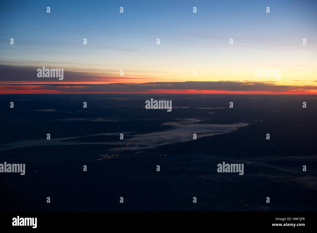 OSLO, Norvegia - JAN 21st, 2017: Visualizza off il sunrise, Norvegia durante il periodo invernale dall'interno del piano durante il mio business class Lufthansa volo a Monaco di Baviera Foto Stock