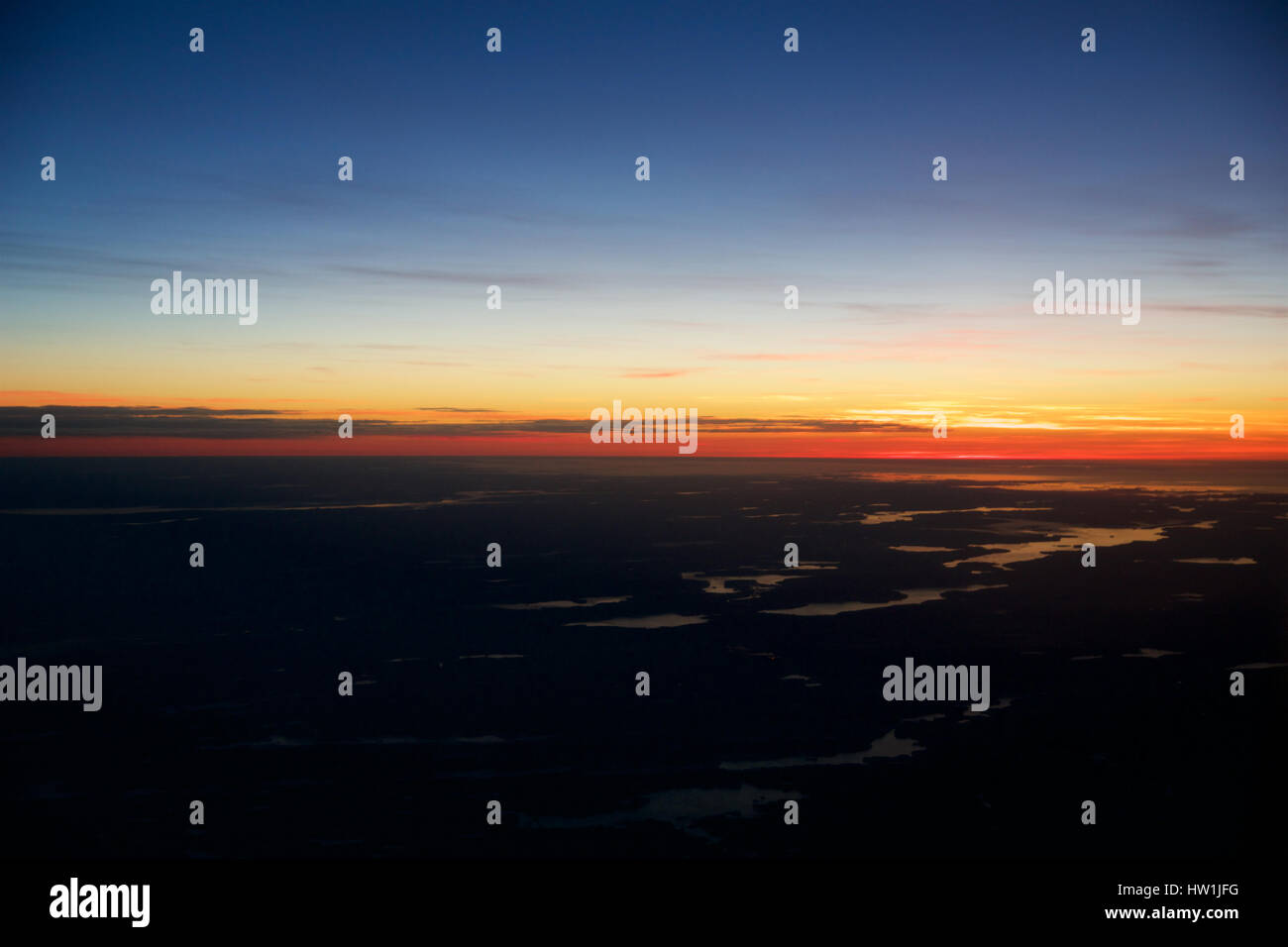 OSLO, Norvegia - JAN 21st, 2017: Visualizza off il sunrise, Norvegia durante il periodo invernale dall'interno del piano durante il mio business class Lufthansa volo a Monaco di Baviera Foto Stock