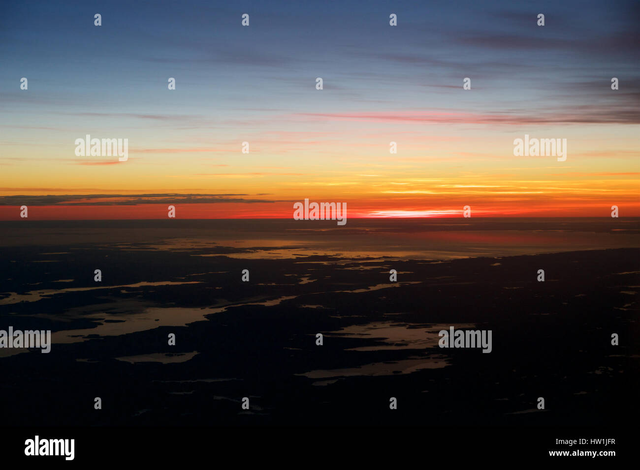 OSLO, Norvegia - JAN 21st, 2017: Visualizza off il sunrise, Norvegia durante il periodo invernale dall'interno del piano durante il mio business class Lufthansa volo a Monaco di Baviera Foto Stock