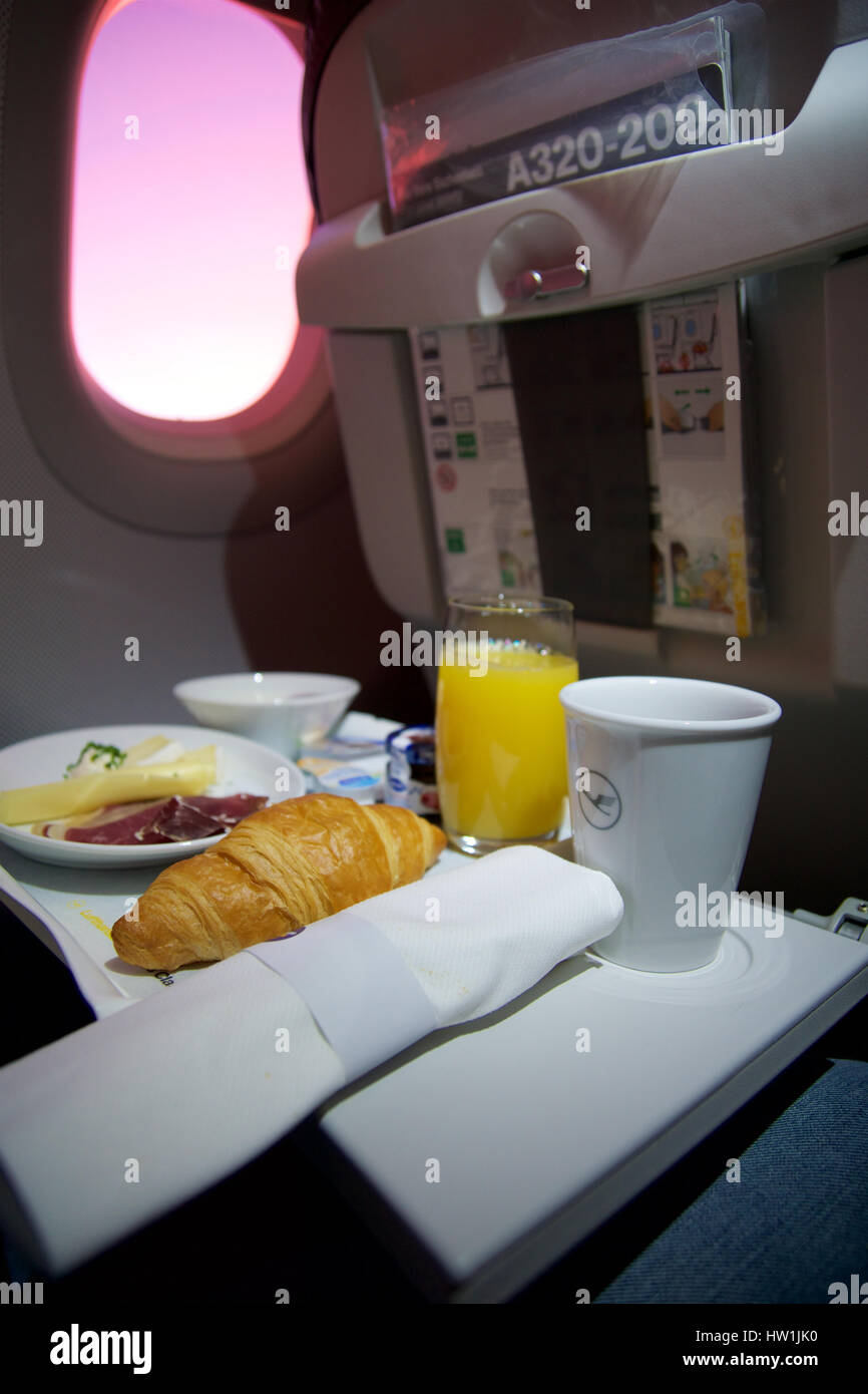 Francoforte, Germania - JAN 21st, 2017: colazione su un aereo in Business Class Lufthansa con caffè, succo d'arancia, formaggi e pancetta. Foto Stock