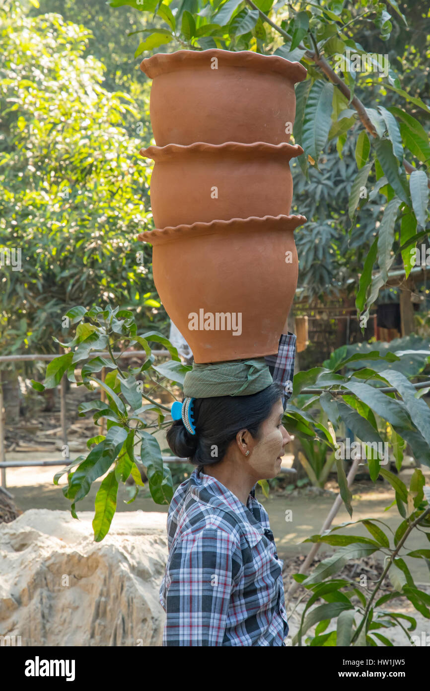 Portando vasi di terracotta in Yandabo, Myanmar Foto Stock