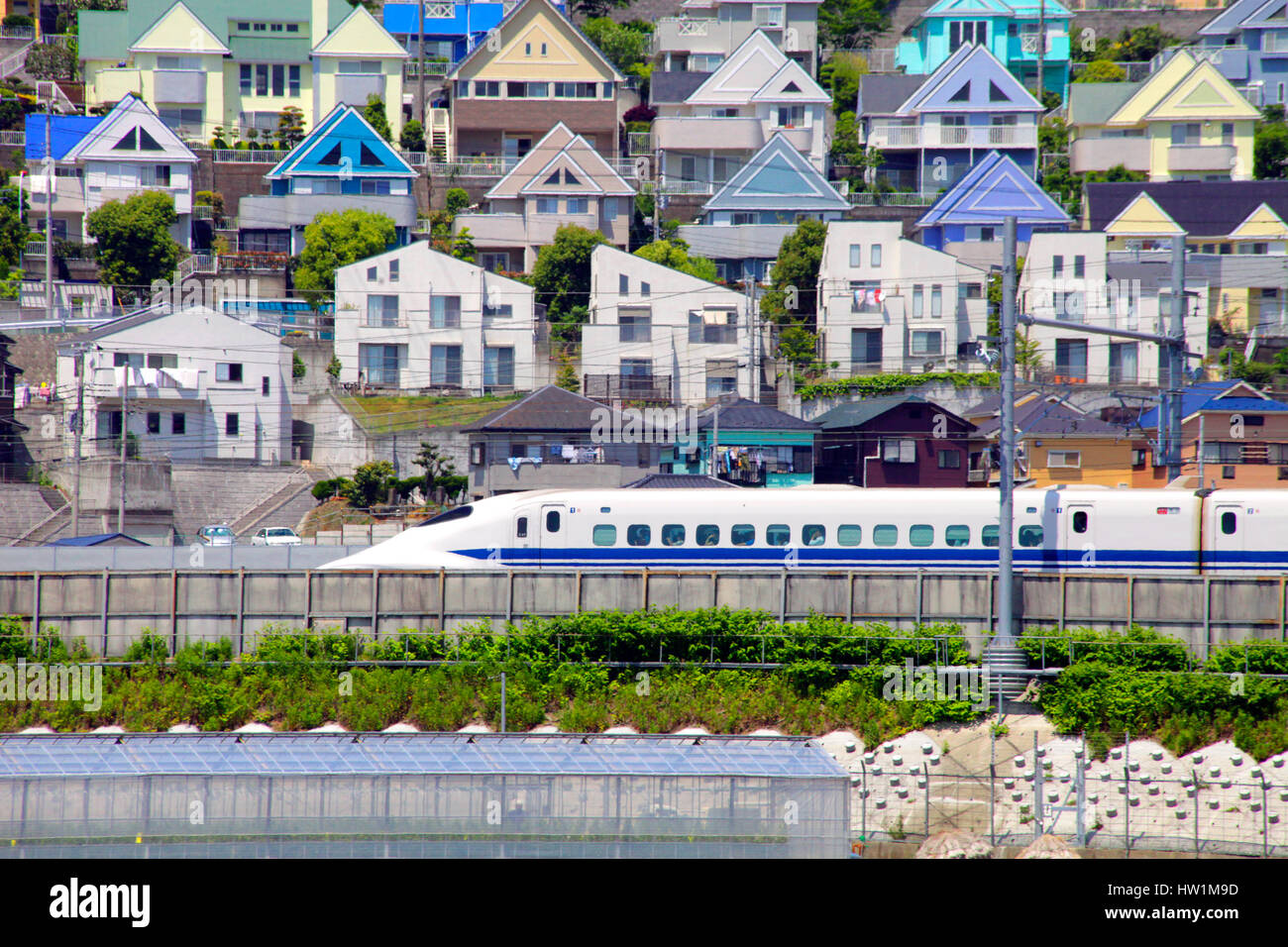 Bullet Train passando attraverso la moderna zona residenziale di Kanagawa Giappone Foto Stock