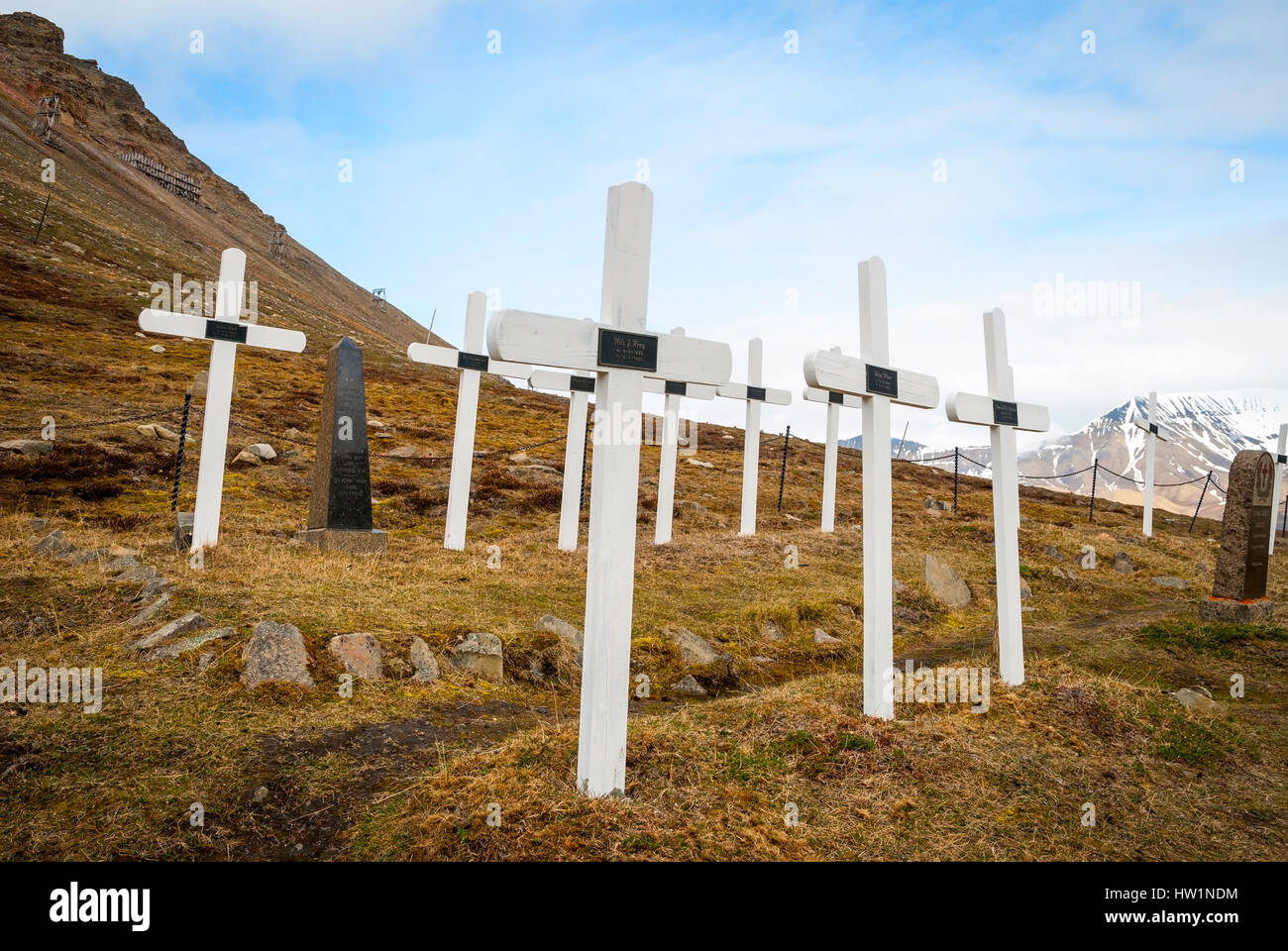 Cimitero di bianco con croci di legno a Longyearbyen, Svalbard, Norvegia Foto Stock