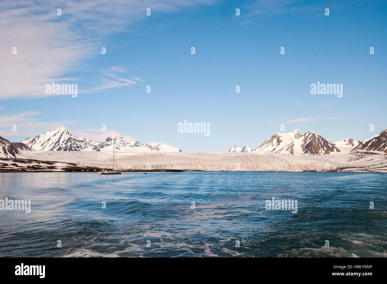 Imbarcazione a vela in fronte del ghiacciaio e le montagne in Svalbard, Arctic Foto Stock