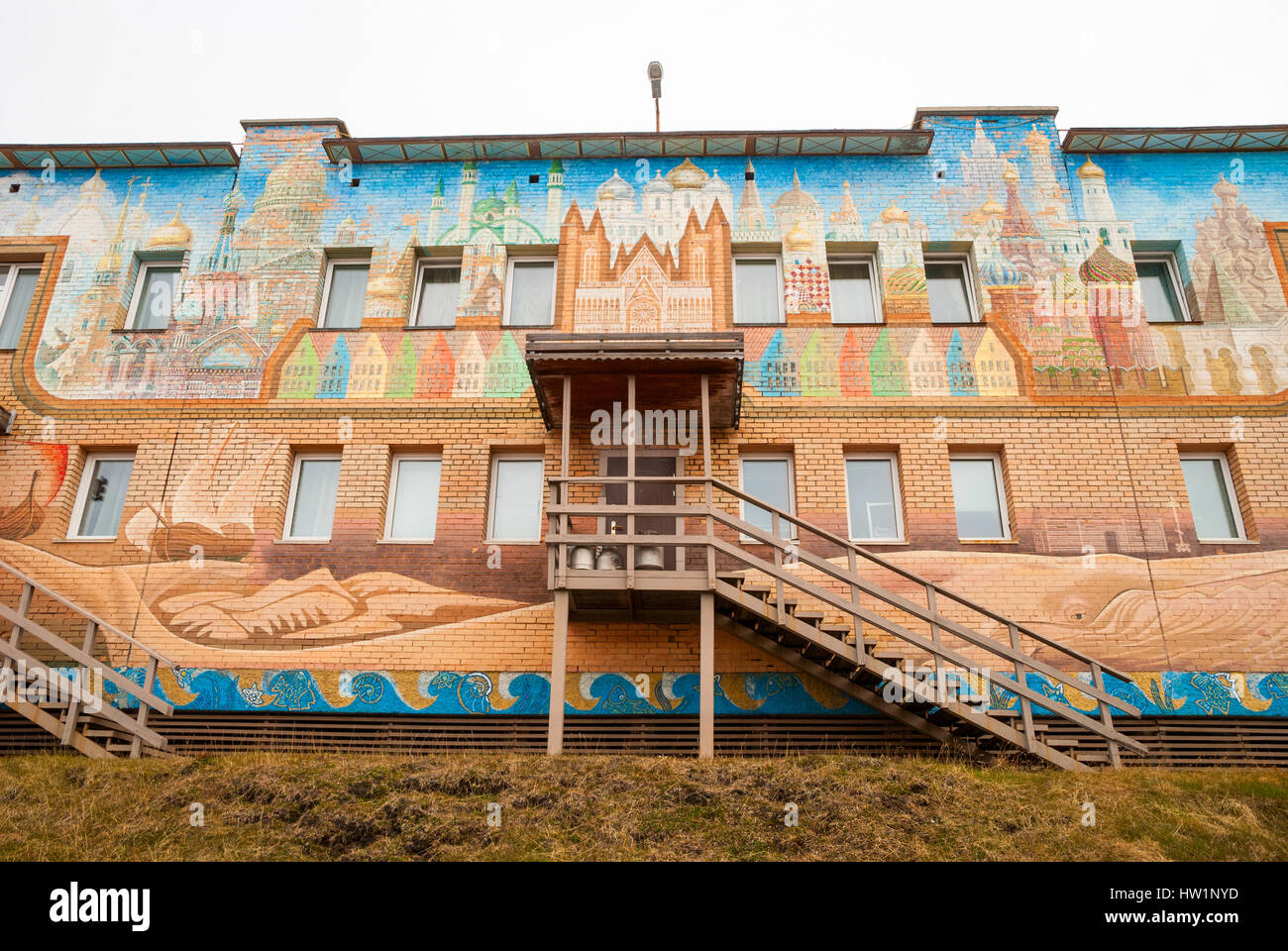 BARENTSBURG, Norvegia - 21 giugno: painitings colorati con norvegese e motivi russo addolorato sulla facciata della scuola a Barentsburg scuola su Giugno 21, 2015 Foto Stock