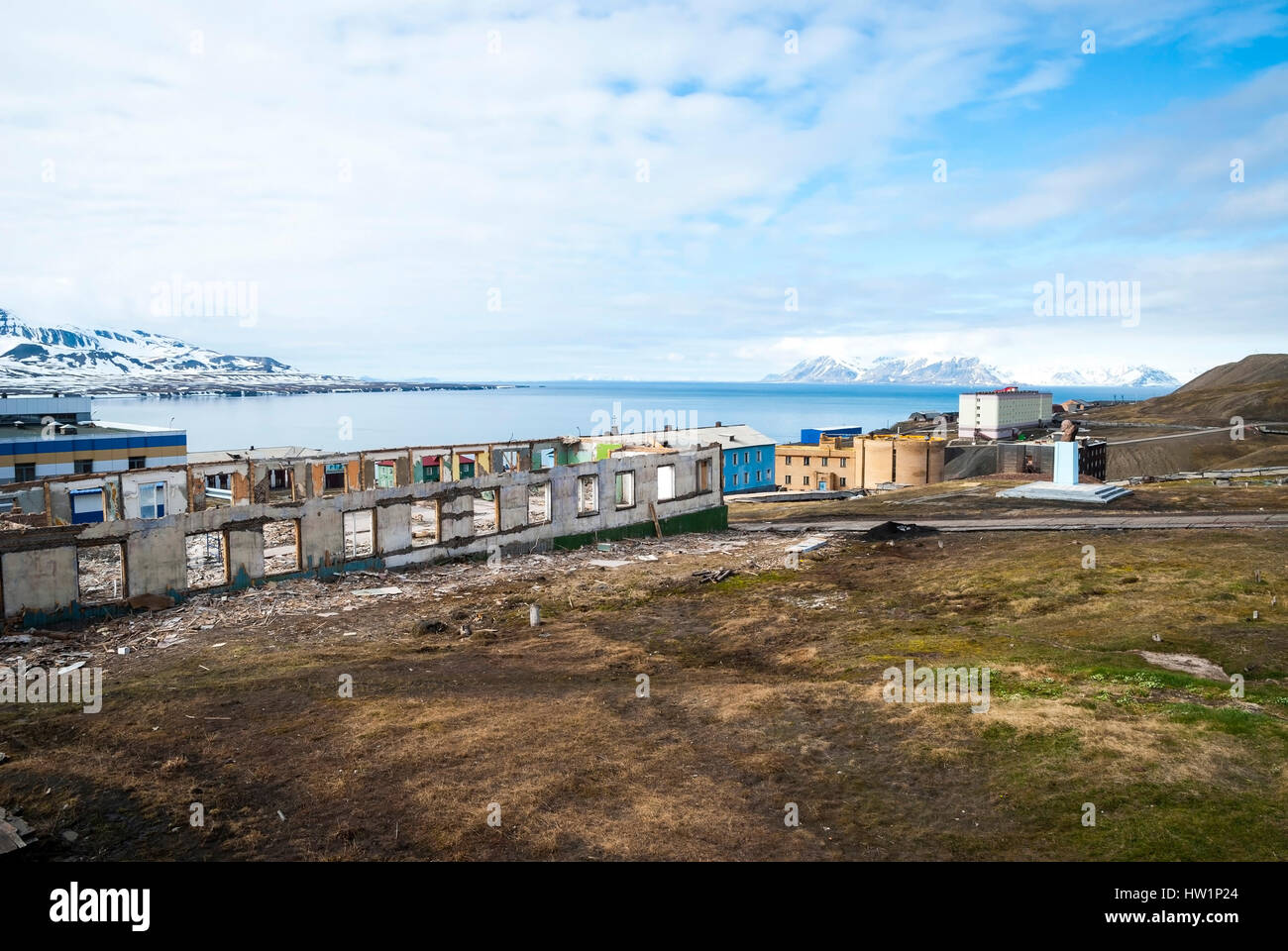 Edifici distrutti in Barentsburg, industriale città russa in Svalbard, Norvegia Foto Stock