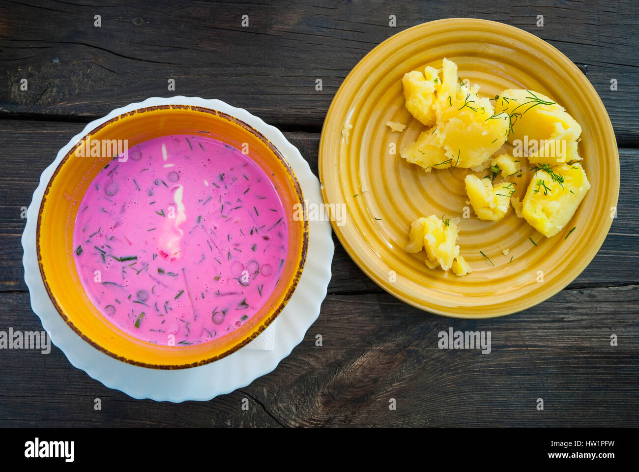 Tipico della Lettonia e della Lituania a freddo di barbabietole zuppa di rosa servito con patate Foto Stock