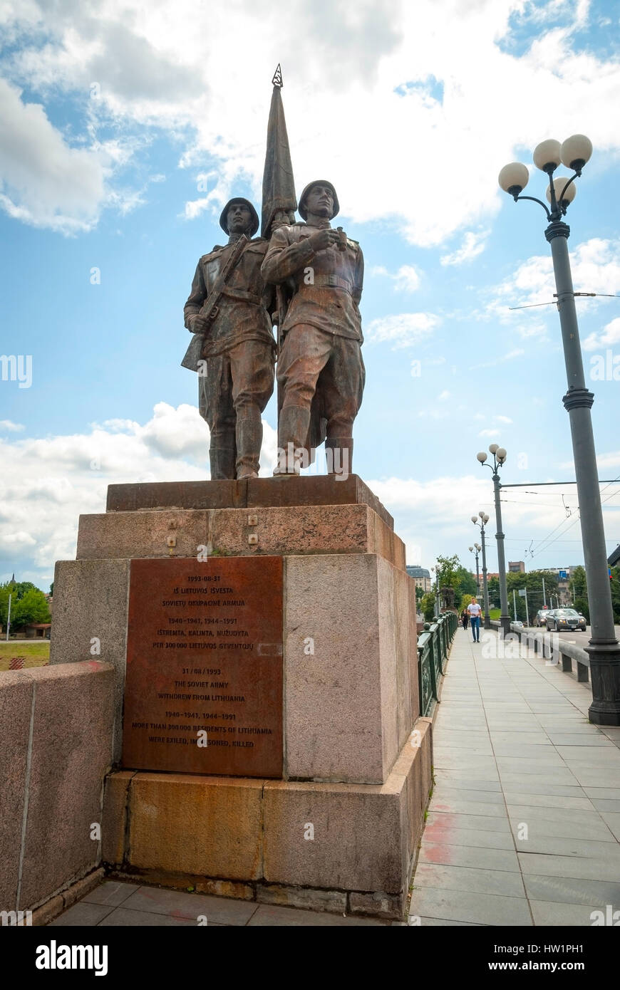 Due soldati sul piedistallo sul ponte verde della città di Vilnius Foto Stock