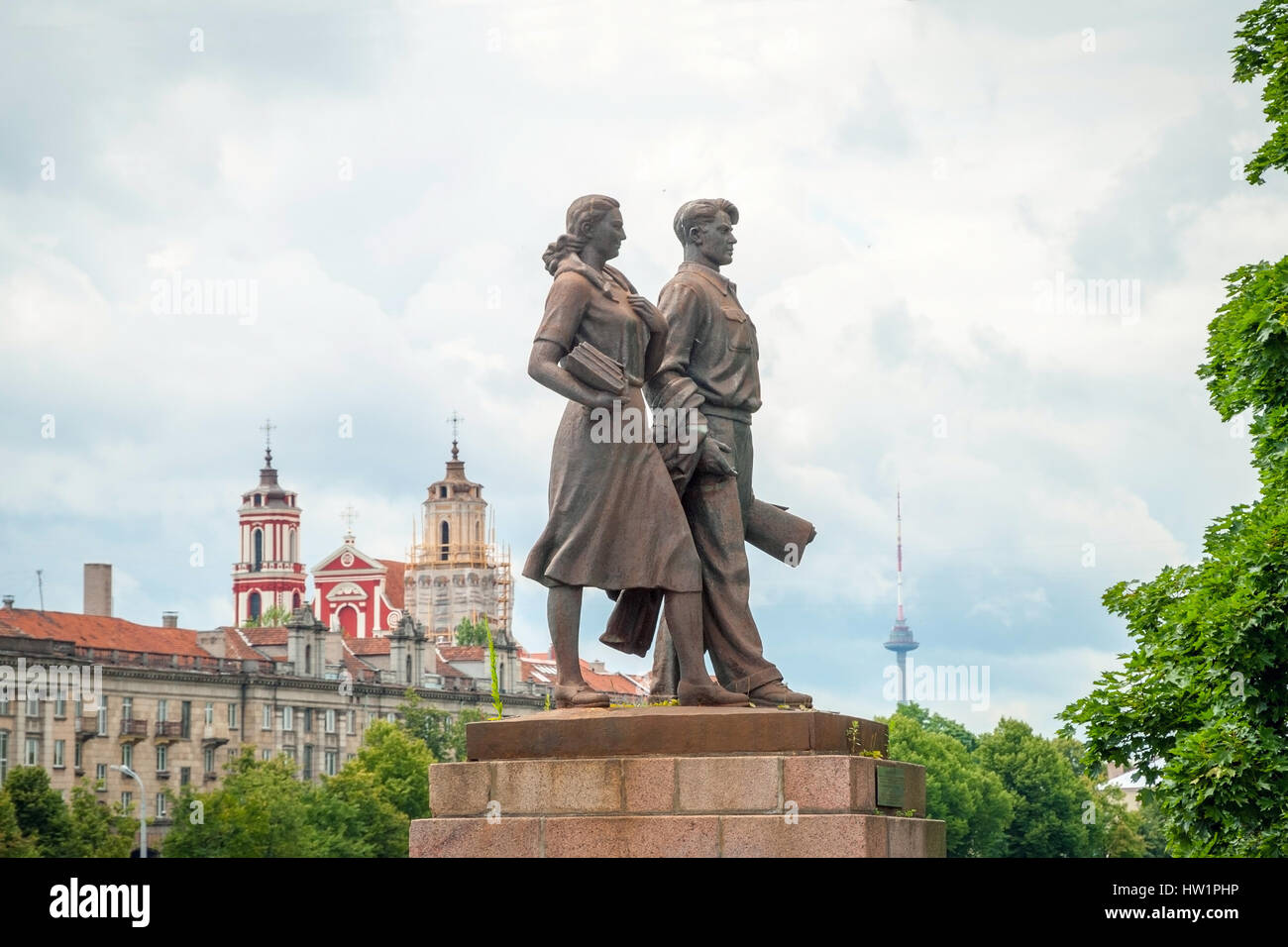 Statua di ferro di due studenti con libri contro di cielo nuvoloso sul ponte verde a Vilnius Foto Stock