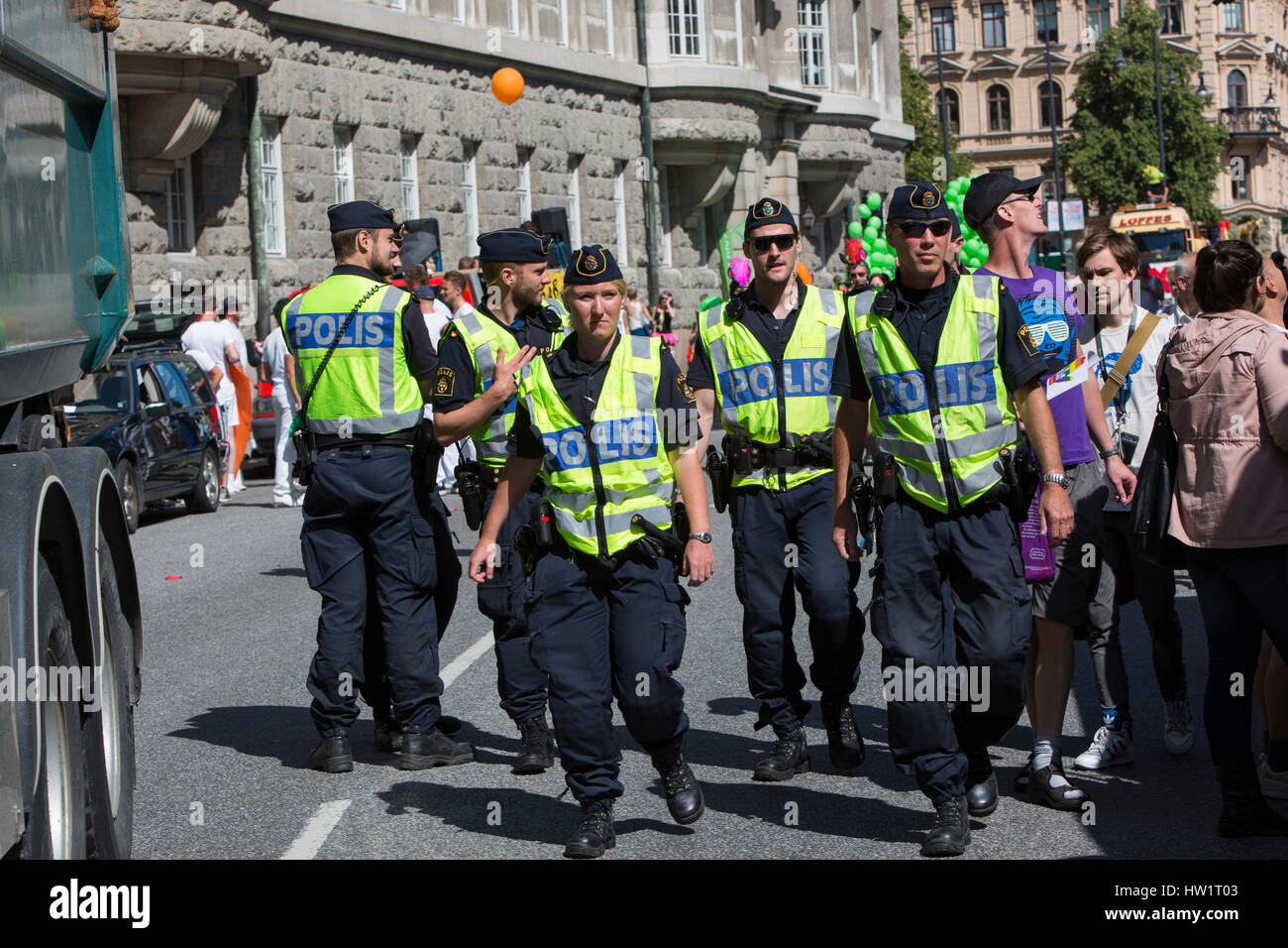 La polizia assistere ad una parata, Stoccolma, Svezia. Foto Stock