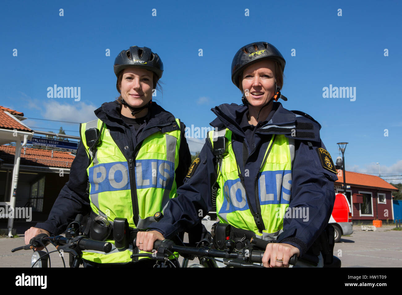 Due ufficiali di polizia donne pattugliamento in bici in Upplands Vasby, Svezia. Foto Stock