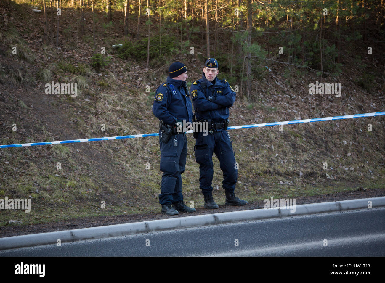 Gli ufficiali di polizia a una diga, Sollentuna, Svezia. Foto Stock