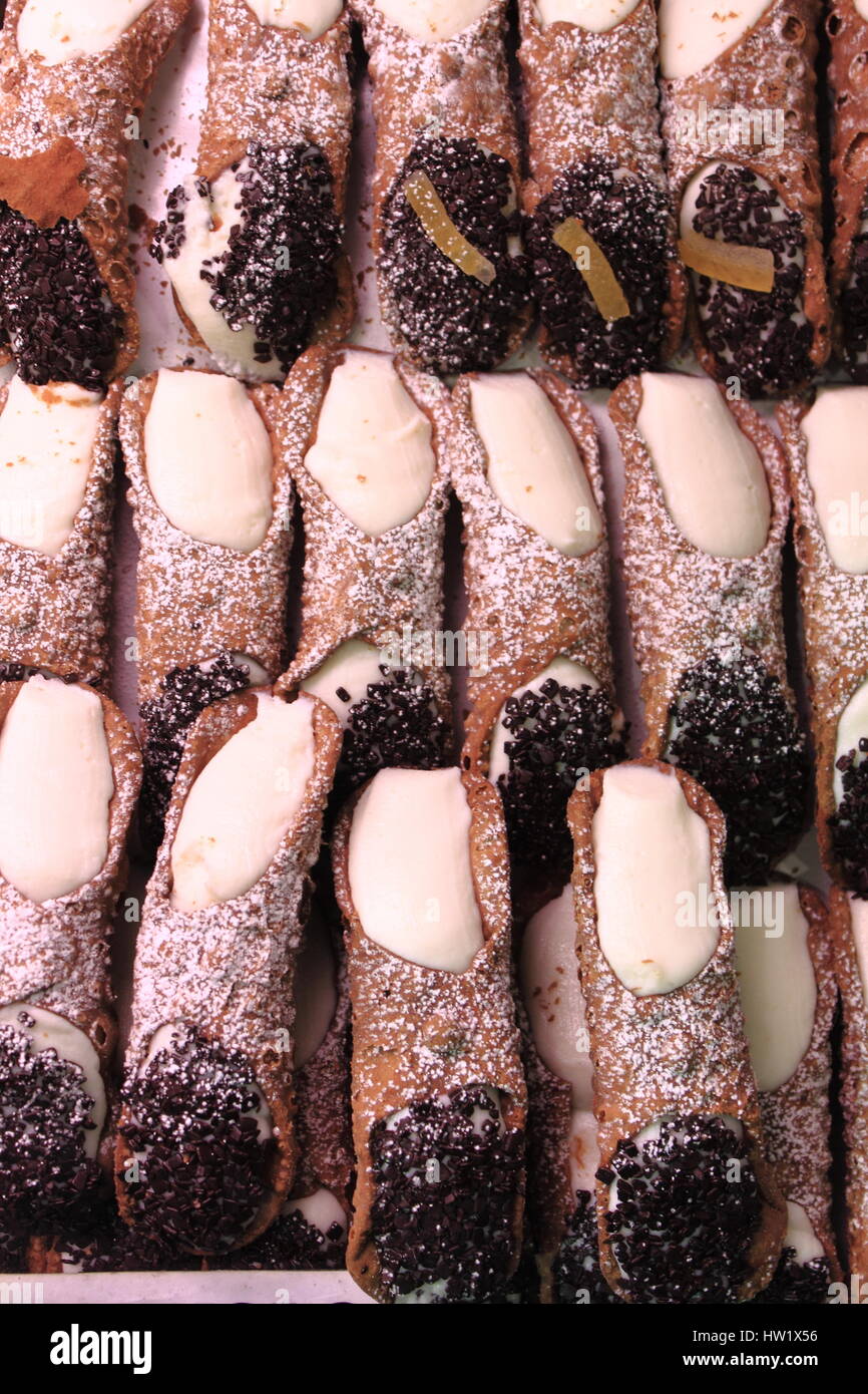 Pila di cannoli siciliani ripieni di ricotta e scaglie di cioccolato Foto Stock