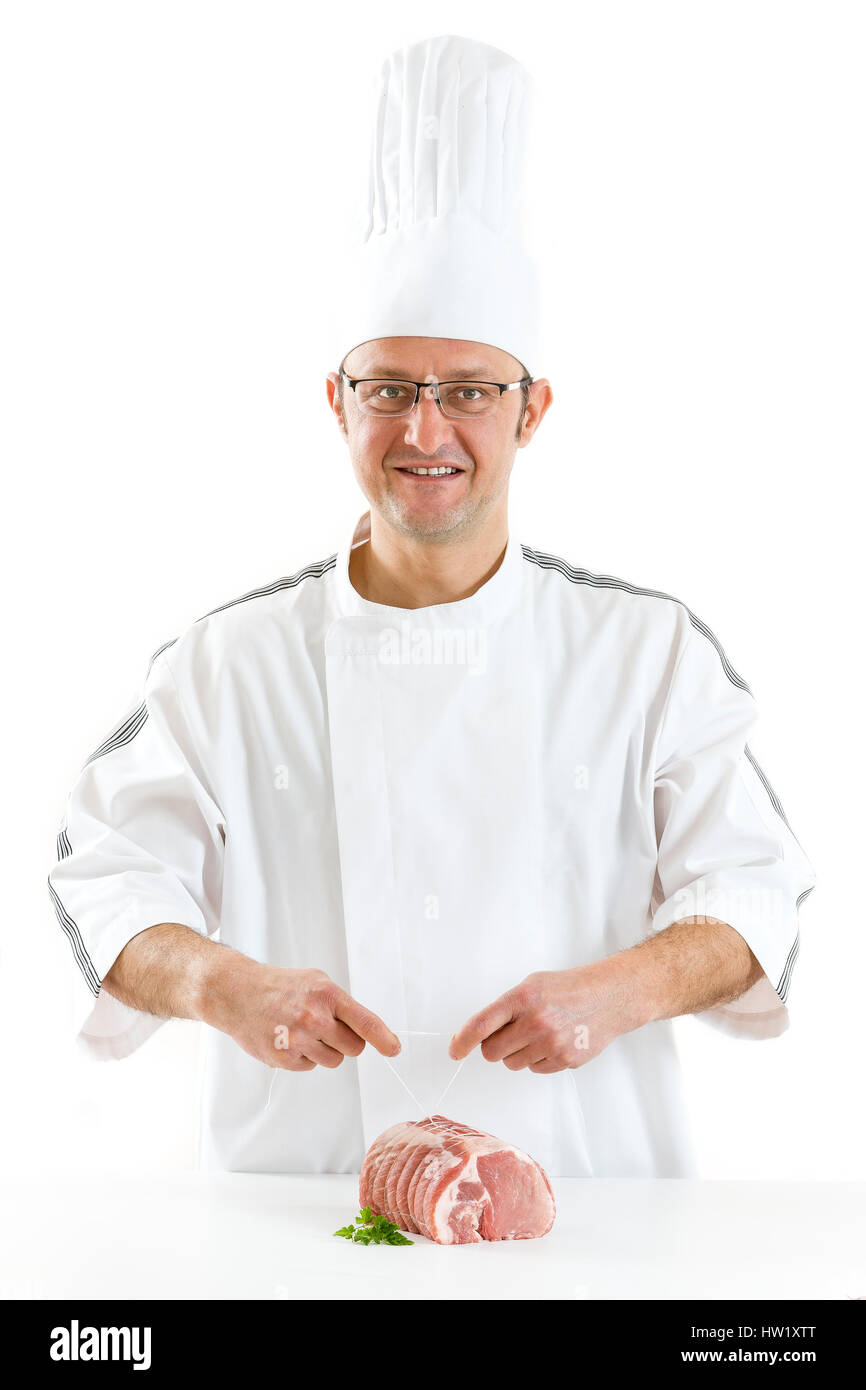Butcher prparingng materie laminato racchiuso a base di carne Foto Stock