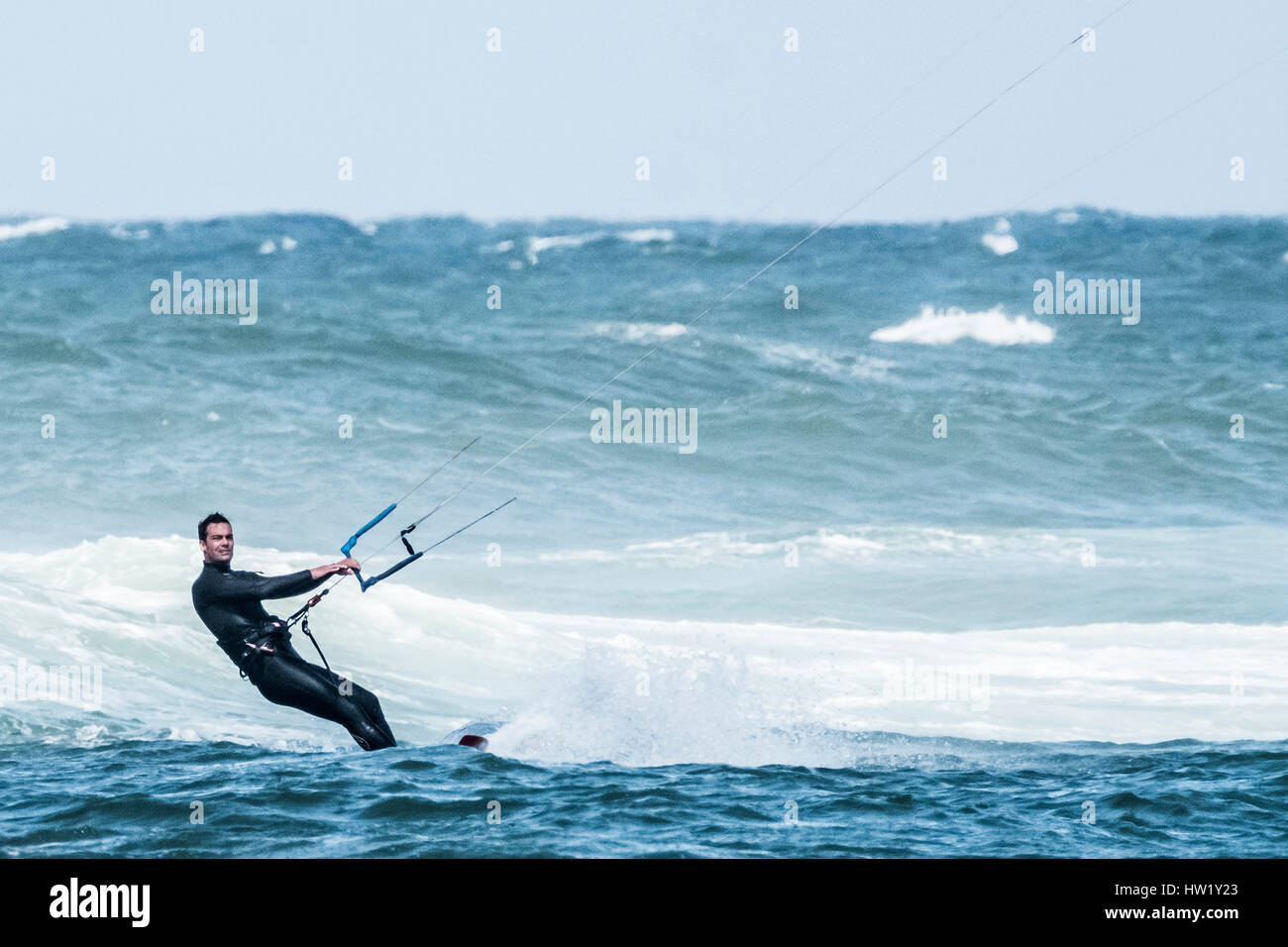 Un kitesurfer in Klitmoller che è una popolare destinazione di windsurf nel nord della Danimarca. Klitmoller è noto anche come "Cold Hawaii" del ventoso e Foto Stock