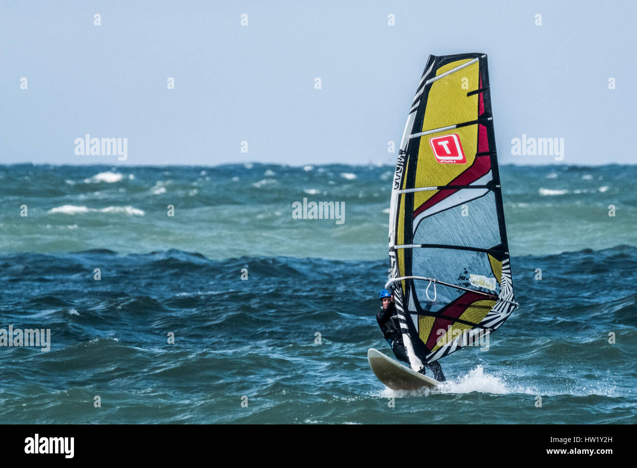 Un windsurf in Klitmoller che è una popolare destinazione di windsurf nel nord della Danimarca. Klitmoller è noto anche come "Cold Hawaii" del ventoso e Foto Stock