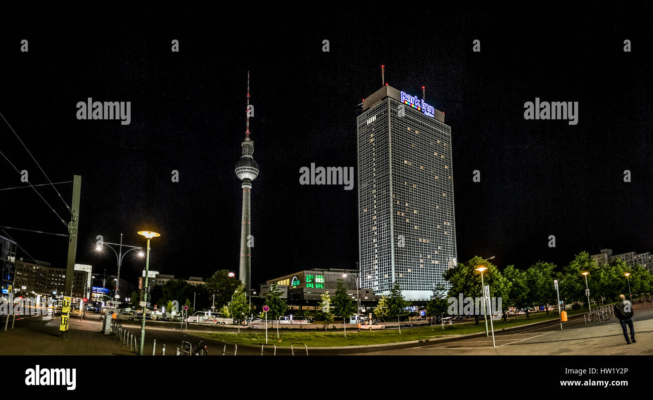 Una vista notturna sulla pubblica piazza Alexanderplatz, compreso il Park Inn Hotel e la famosa torre della TV, la Fernsehturm, nel centro di Berlino. Foto Stock