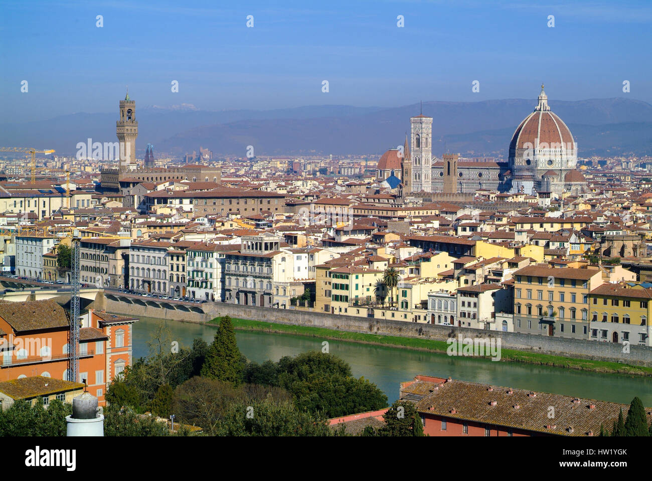 Firenze come visto dal punto di riferimento internazionale di Piazzale Michelangelo. L'Italia. Foto Stock