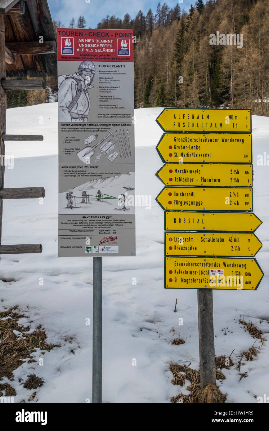 Cartelli di avvertimento per ski-tour esplorare le montagne del Villgratental in Ost Tirol Austria vicino alla South Tirol confine con Italia Foto Stock