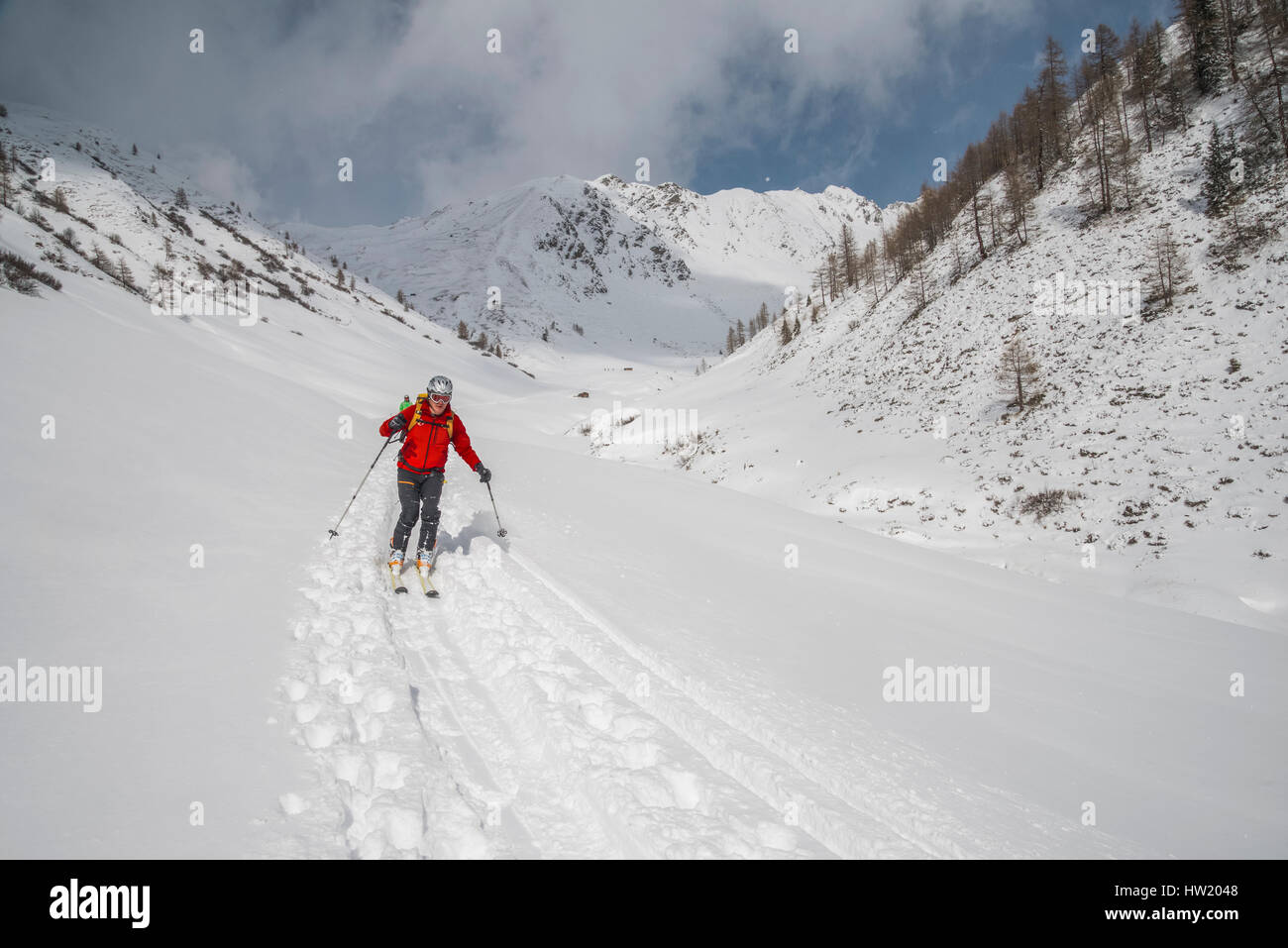 Ski tourer esplorare le montagne del Villgratental in Ost Tirol Austria vicino alla South Tirol confine con Italia Foto Stock