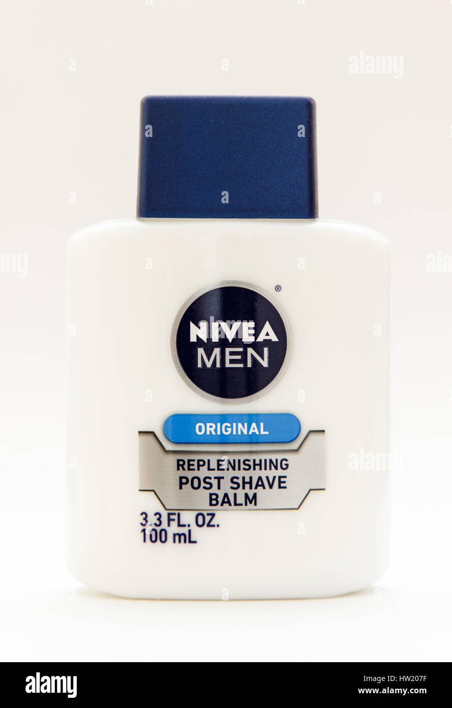 Bottiglia di Nivea post Shave Balm si erge contro uno sfondo bianco. Foto Stock