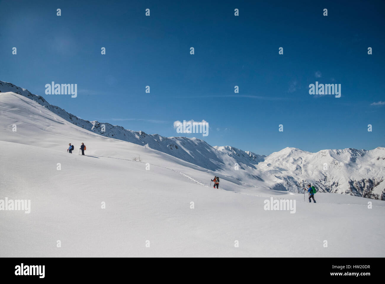 Con le racchette da neve gruppi esplorare le montagne del Villgratental in Ost Tirol Austria vicino alla South Tirol confine con Italia Foto Stock