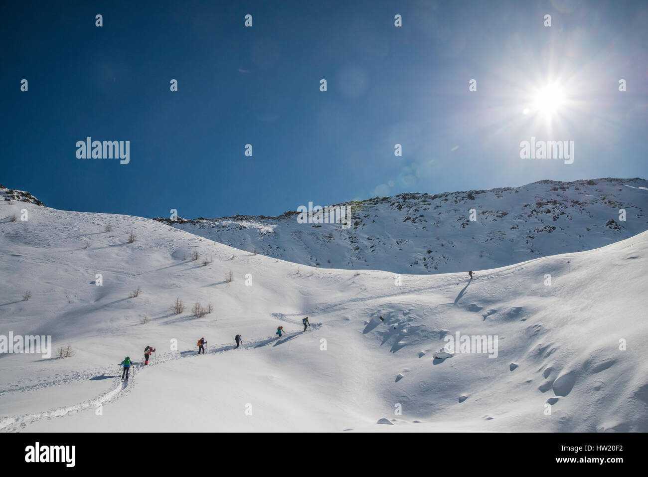 Con le racchette da neve gruppi esplorare le montagne del Villgratental in Ost Tirol Austria vicino alla South Tirol confine con Italia Foto Stock