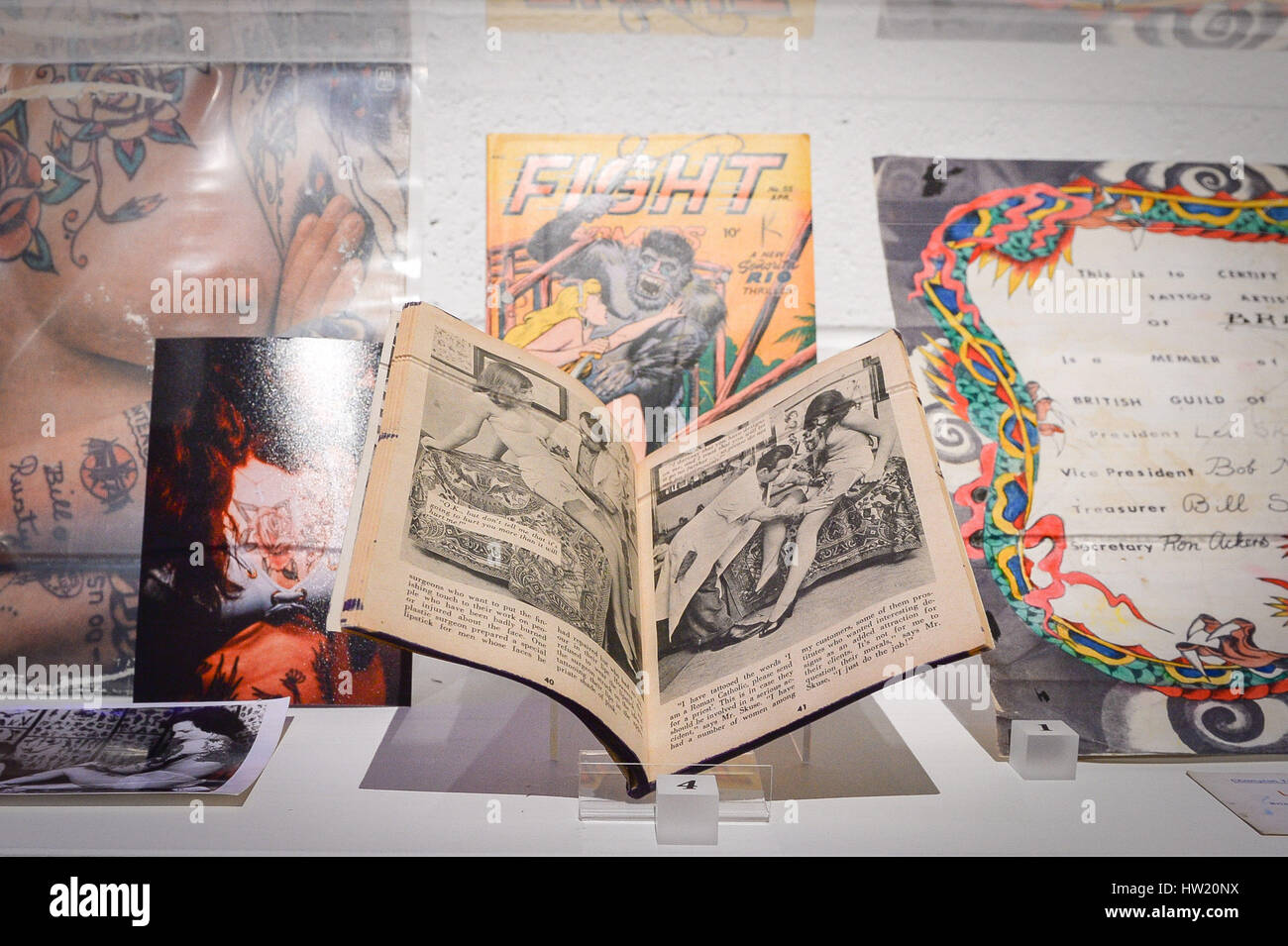 Una copia di 'stare' rivista dal 1960, mostrando le donne essendo tatuati, in mostra presso il Museo Nazionale Marittimo in Colchester, parte della mostra tatuaggio: British Arte del tatuaggio ha rivelato. Foto Stock