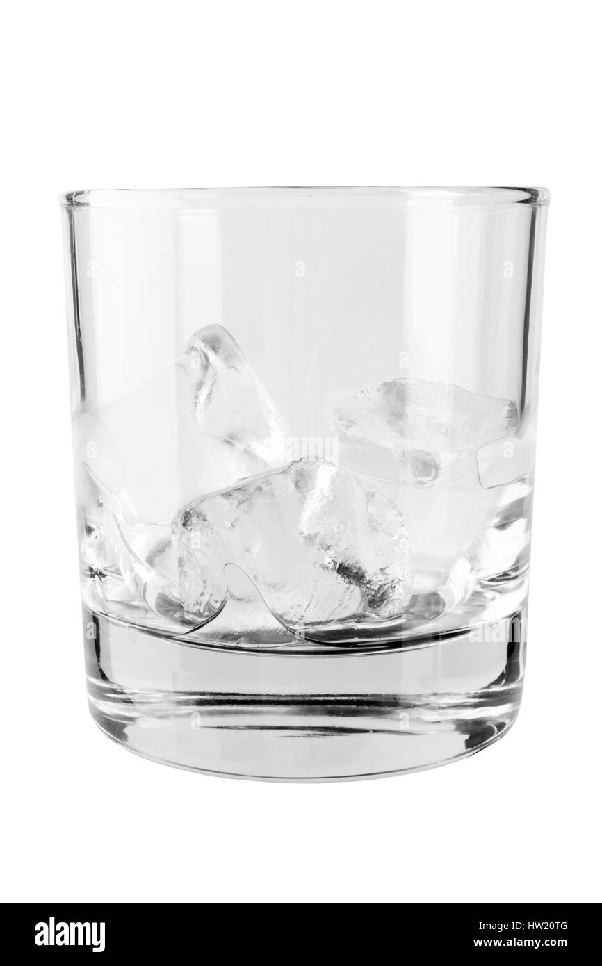 Bicchiere di cubetti di ghiaccio isiolated su sfondo bianco con riflessioni Foto Stock