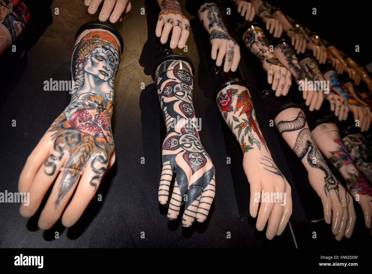 Tatuaggio disegni su alcuni dei bracci di silicone in mostra presso il Museo Nazionale Marittimo in Colchester, parte della mostra tatuaggio: British Arte del tatuaggio ha rivelato. Foto Stock