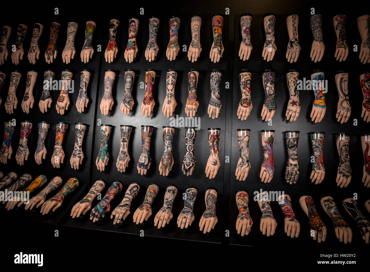 Un centinaio di bracci di silicone in mostra presso il Museo Nazionale Marittimo in Colchester, parte della mostra tatuaggio: British Arte del tatuaggio ha rivelato. Foto Stock