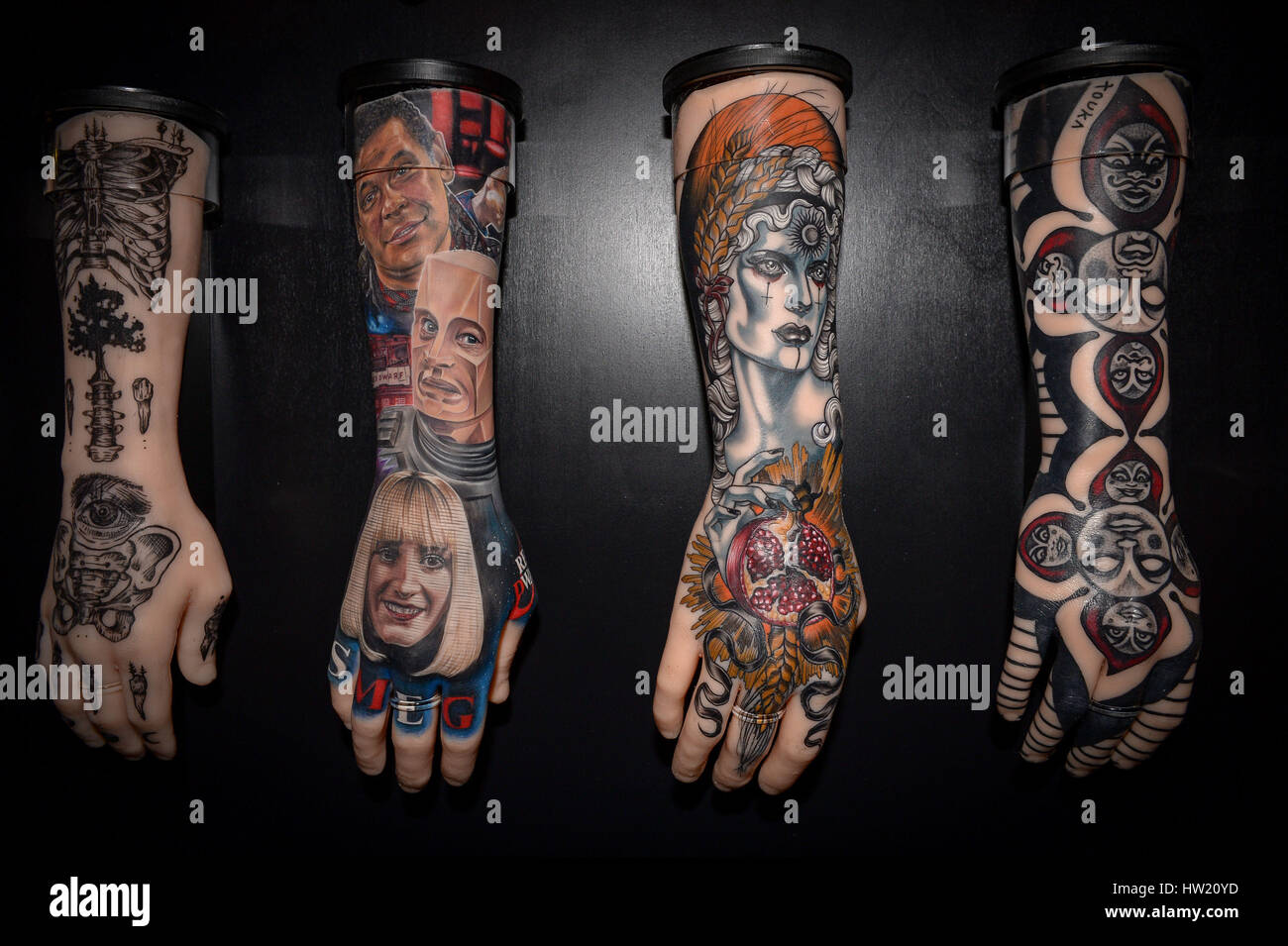 Tatuaggio disegni su alcuni dei bracci di silicone in mostra presso il Museo Nazionale Marittimo in Colchester, parte della mostra tatuaggio: British Arte del tatuaggio ha rivelato. Foto Stock