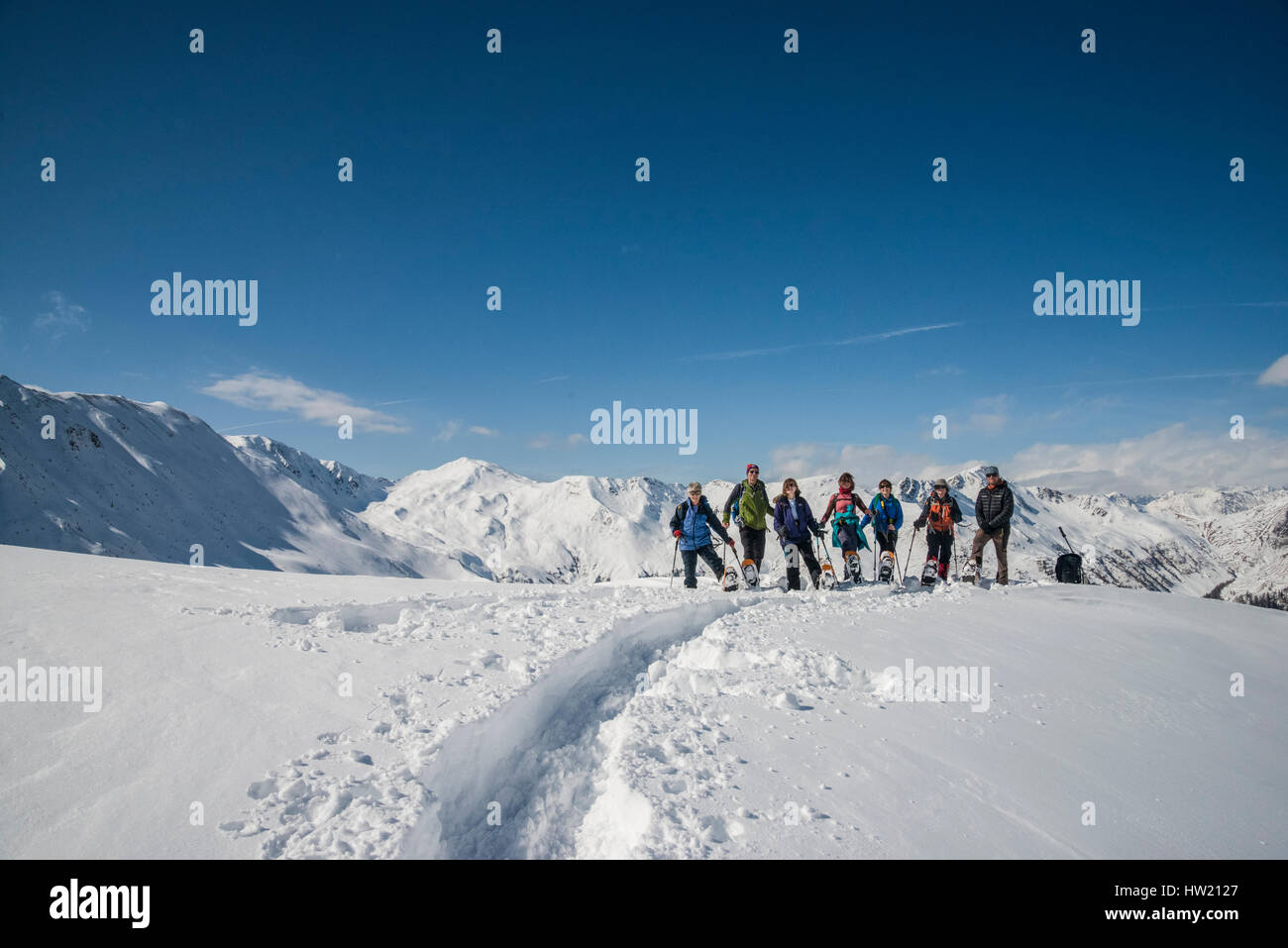 Con le racchette da neve gruppi esplorare le montagne del Villgratental in Ost Tirol Austria vicino alla South Tirol confine con Italia Foto Stock