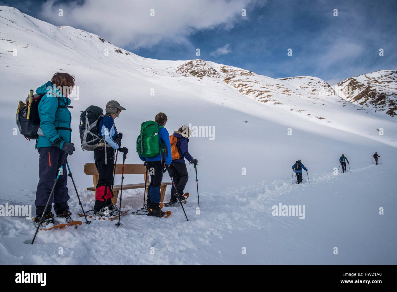 Con le racchette da neve gruppi esplorare le montagne del Villgratental in Ost Tirol Austria vicino alla South Tirol confine con Italia Foto Stock