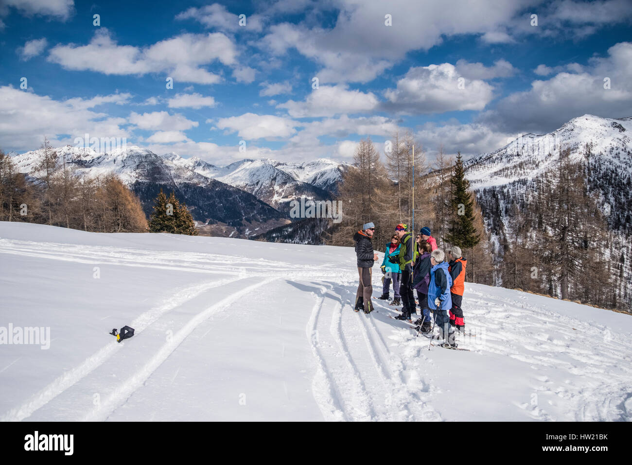 Con le racchette da neve gruppo avente la formazione di valanghe esplorare le montagne del Villgratental in Ost Tirol Austria vicino alla South Tirol confine con Italia Foto Stock
