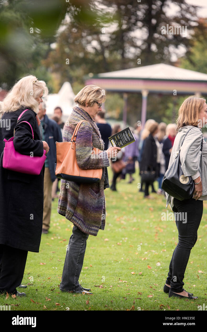 I visitatori del Sunday Times Cheltenham Festival della Letteratura Ott 2016 Foto Stock