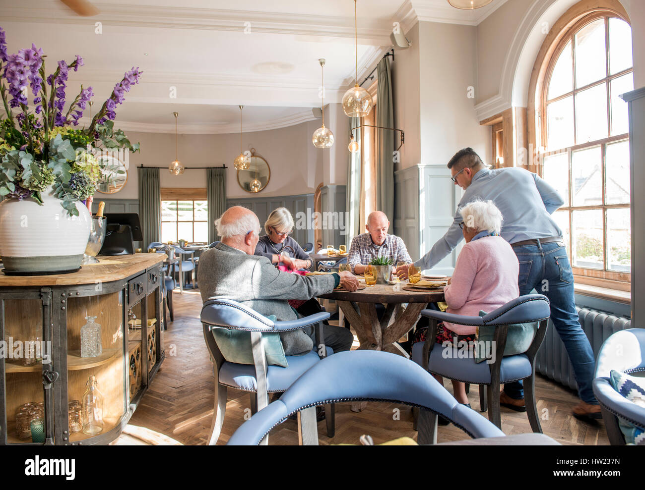 Un gruppo di persone in pensione con pranzo presso il Painswick, vicino a Stroud, Gloucestershire REGNO UNITO Foto Stock