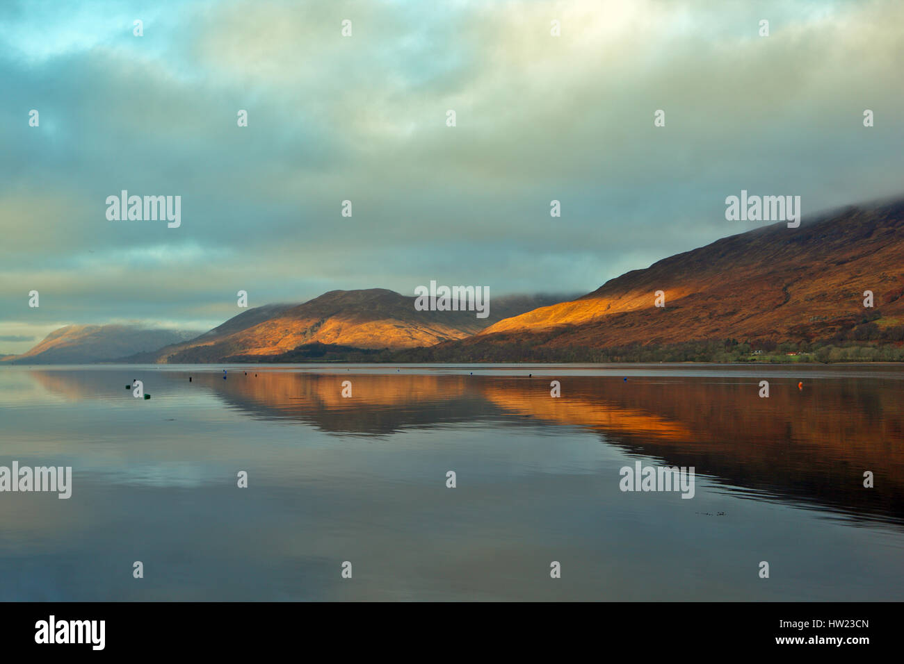 La mattina presto luce sulle colline e riflessioni in Loch Linnhe da Fort William, altopiani, Scozia Foto Stock