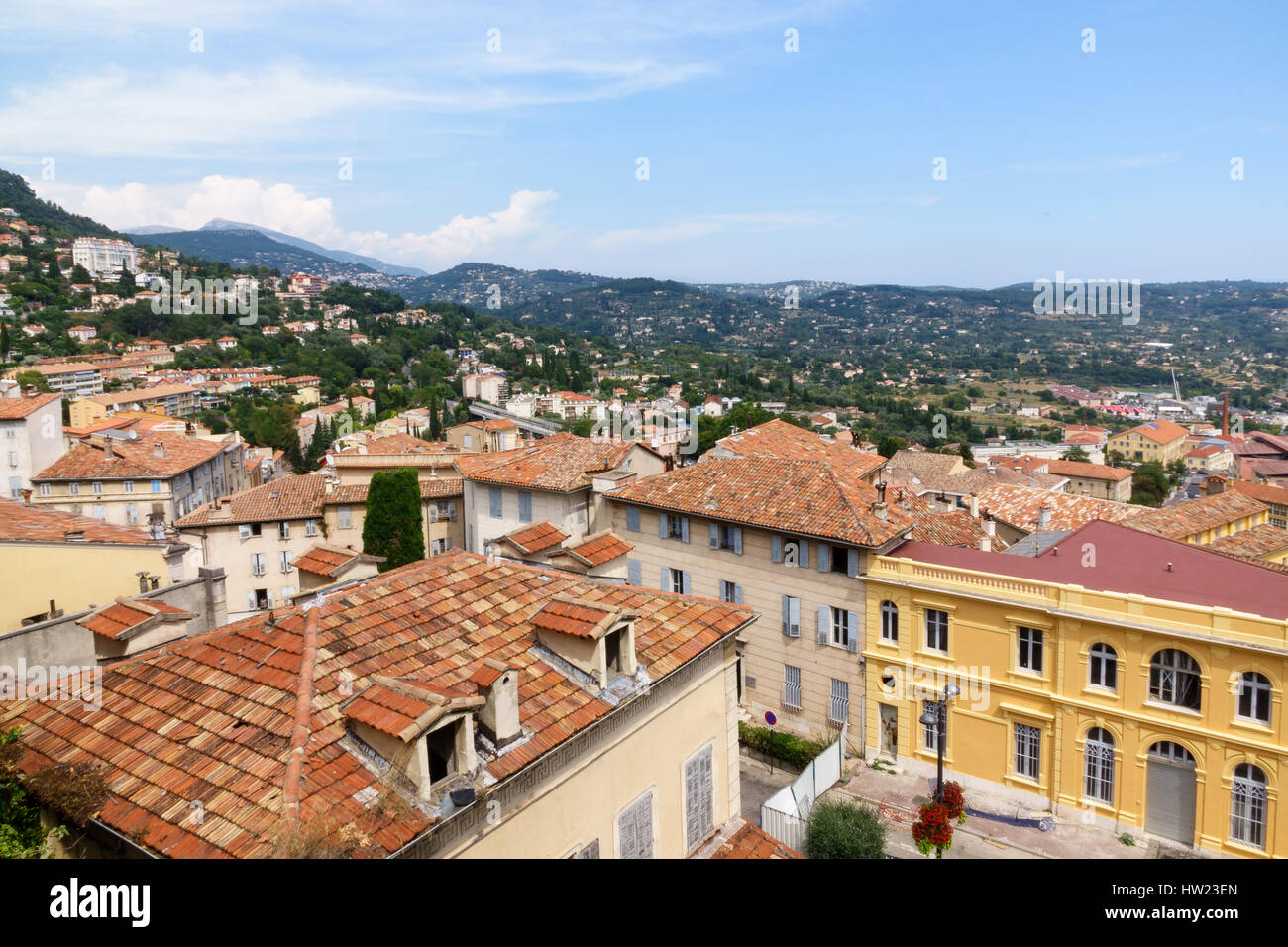 Ampia vista sui tetti di Grasse verso zone lontane delle alpi francesi. Foto Stock