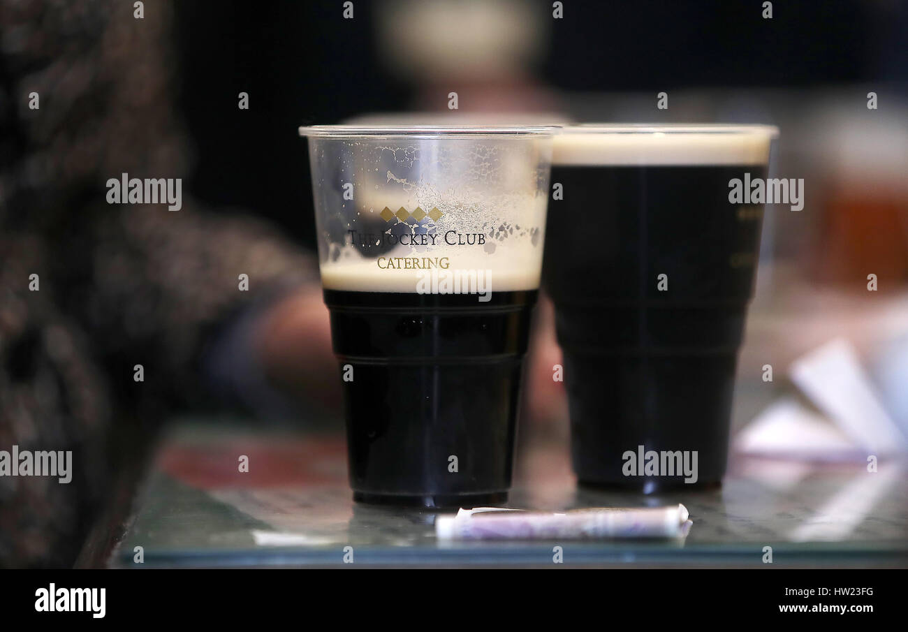 Una vista di due pinte di Guinness durante di St Patrick giovedì del 2017 Cheltenham Festival a Cheltenham Racecourse. Foto Stock